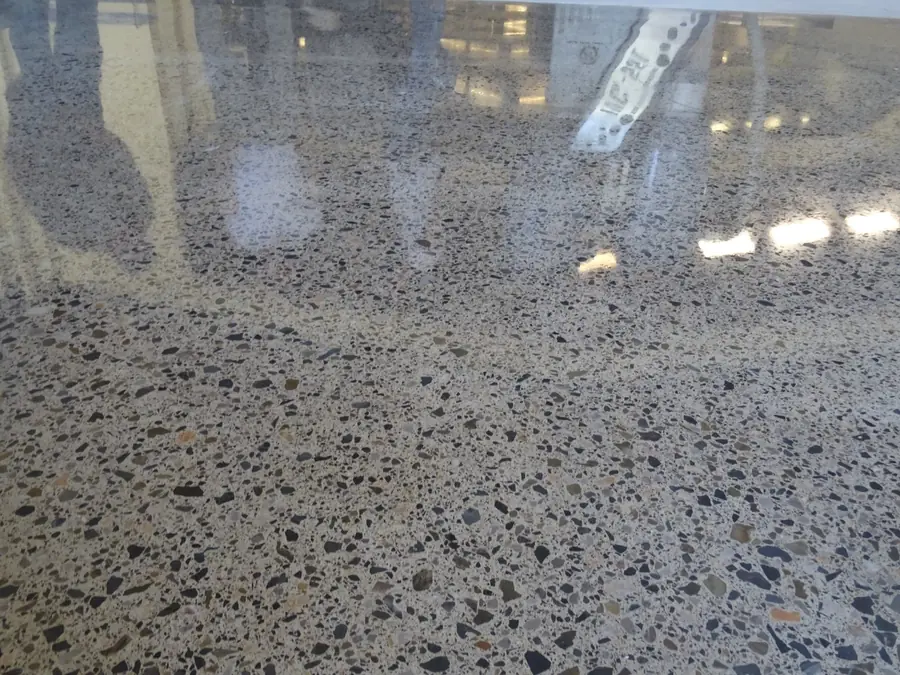 Tam parlak, ayna gibi yansıyan beton zemin