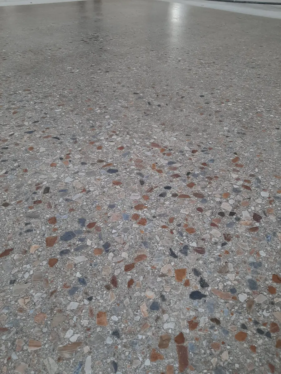 Yarı mat, agregası görünen beton yüzey