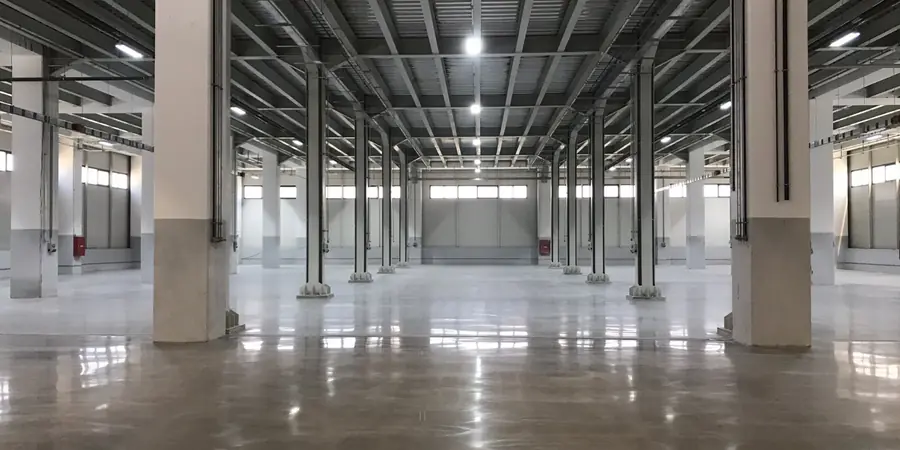 Yarı parlak silinmiş depo zemini